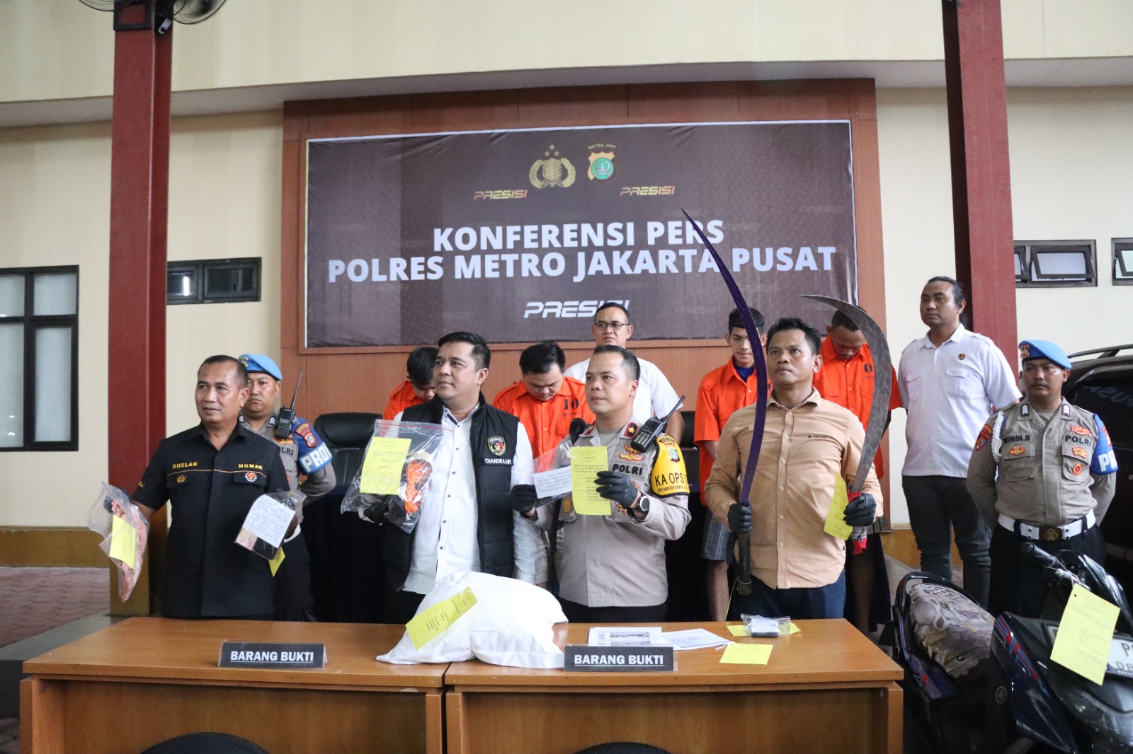 Polres Metro Jakarta Pusat berhasil mengungkap 3 Perkara Kejahatan salah satunya pencurian Ban Mobil yang sempat beredar di media sosial.