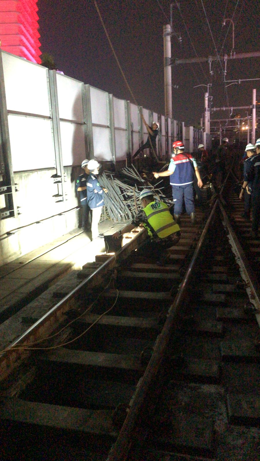 Material Konstruksi Jatuh di Jalur MRT Depan Kejaksaan Agung