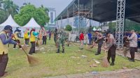 TNI-Polri Lakukan Bersih-bersih Usai Pesta Rakyat di Monas