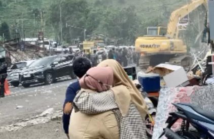 Pemerintah Kabupaten Bogor kembali melakukan penertiban  belasan bangunan liar di jalur Puncak, Bogor,