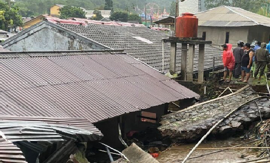 Sebuah video yang beredar di media sosial menunjukkan banjir di Kecamatan Cisarua, Kabupaten Bogor