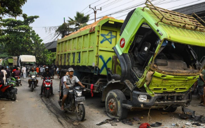 Insiden kecelakaan truk tanah di Salembaran Jaya, Kosambi, Kabupaten Tangerang