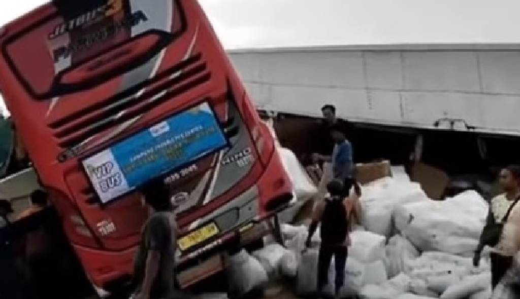 Kecelakaan Pelajar SMP IT Darul Qur'an Mulia Putri, Bogor, Jawa Barat, di kilometer 77 Tol Pandaan-Malang, Jawa Timur