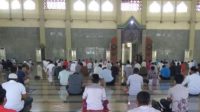 Melaksanakan doa setelah shalat Jumat adalah amalan yang penuh keberkahan dan sangat dianjurkan dalam agama Islam.